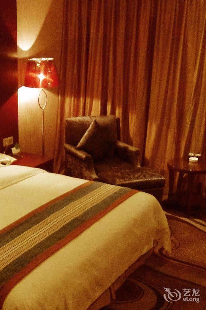 Mingcheng Times Hotel Чънду Екстериор снимка